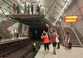«Se ha tirado a las vías del metro para que no le apuñalen»
