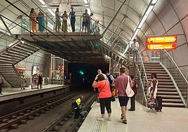 Momento en el que el joven se tira a las vías del metro.