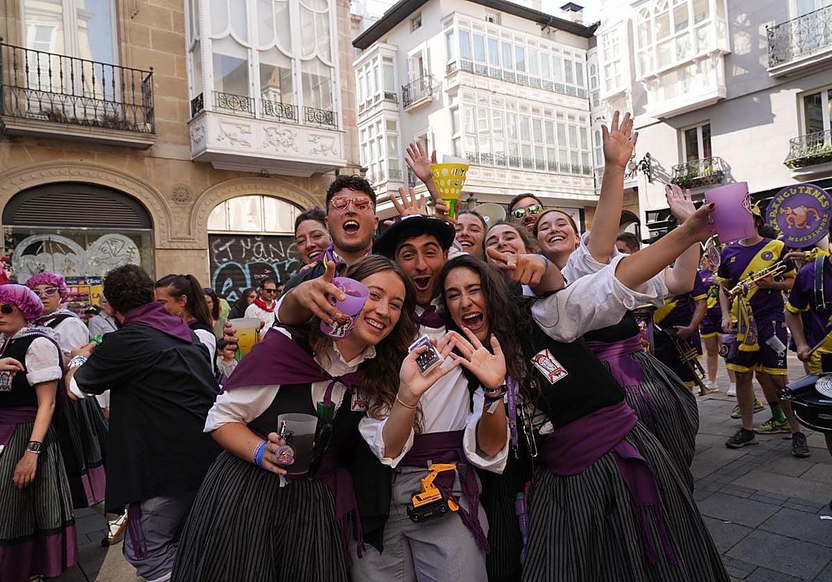 El último paseíllo de blusas y neskas.