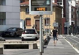 Un termómetro de la calle Olaguíbel de Vitoria a mediodía