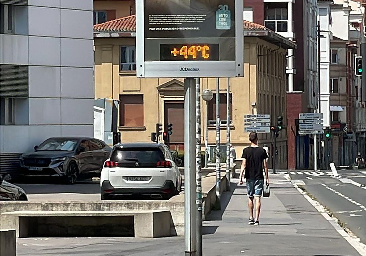 Un termómetro de la calle Olaguíbel de Vitoria a mediodía
