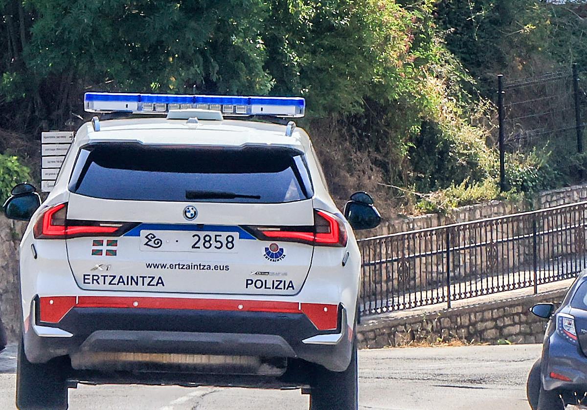 Un coche de la Ertzainta a su paso por la carretera de Añana, a siete minutos de Viloria.