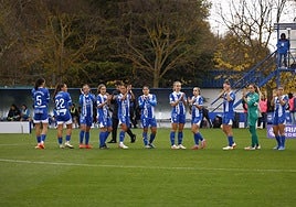 Nerea Bengoa aplaude con sus compañeras al final de un partido de la pasada campaña.