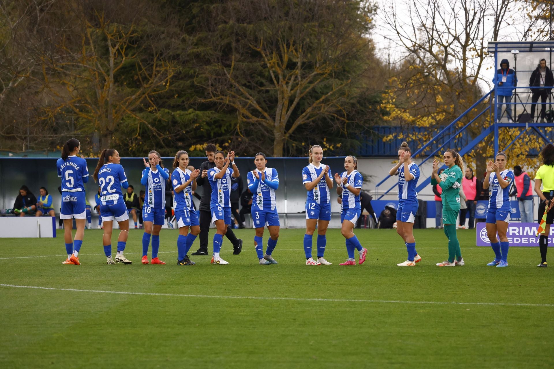 Nerea Bengoa aplaude con sus compañeras al final de un partido de la pasada campaña.