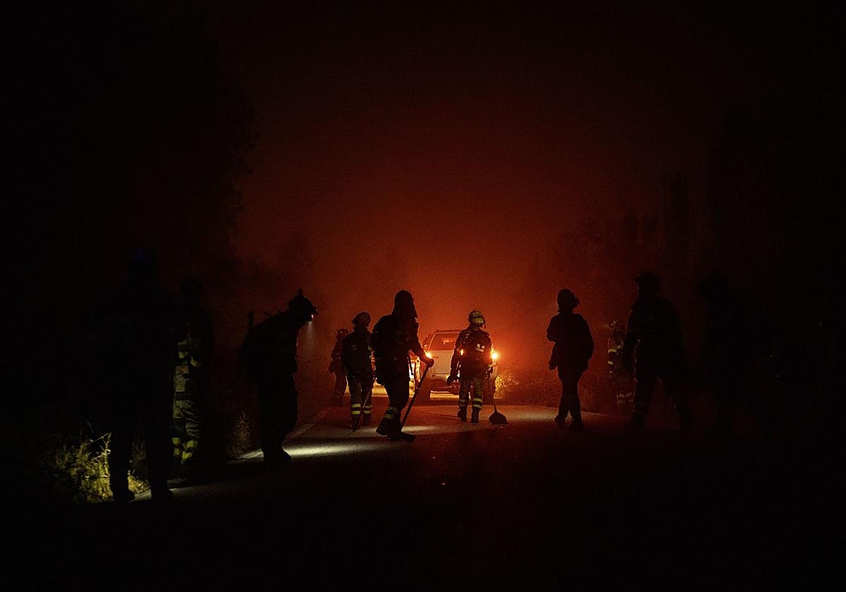 Bomberos durante las labores de extinción de un incendio forestal en Pontevedra.