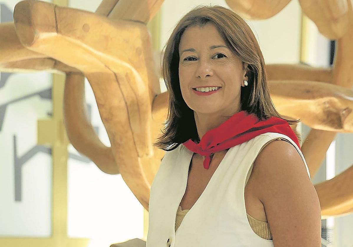 Laura Garrido posa en el Parlamento vasco con el pañuelo de fiestas de La Blanca al cuello.