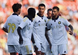 Iñigo Martínez, a la derecha, celebra junto a Cristiano Ronaldo un gol del Al-Nassr en su debut.