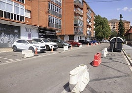 Señalización previa a las obras en la calle puerto de Barazar.