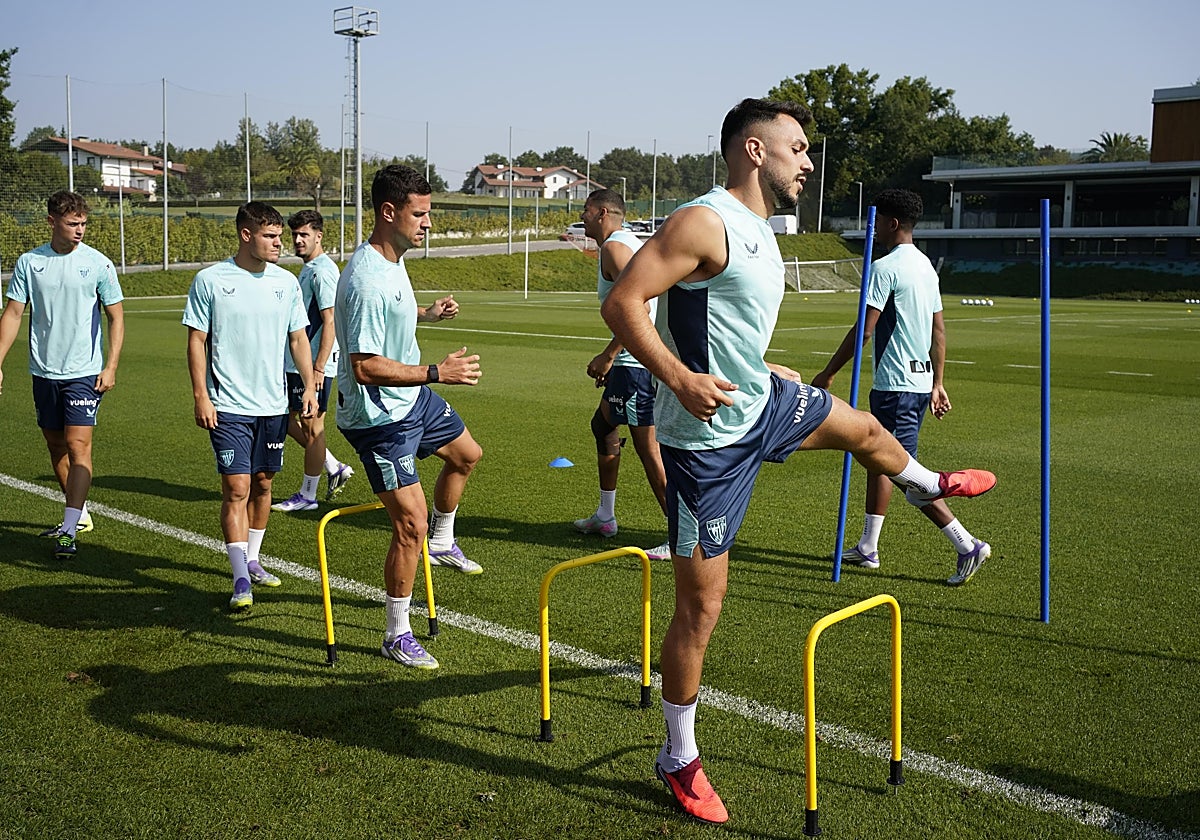 Aitor Paredes en el entrenamiento de este lunes en Lezama.