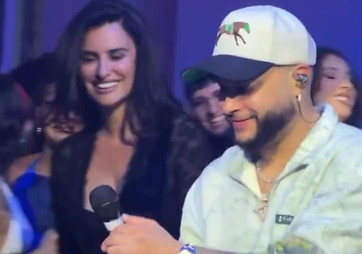 Penélope Cruz desata la euforia en uno de los conciertos de Bad Bunny en Puerto Rico