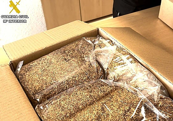 Intervienen 13 kilos de tabaco picado de contrabando en una empresa de paquetería de Bizkaia