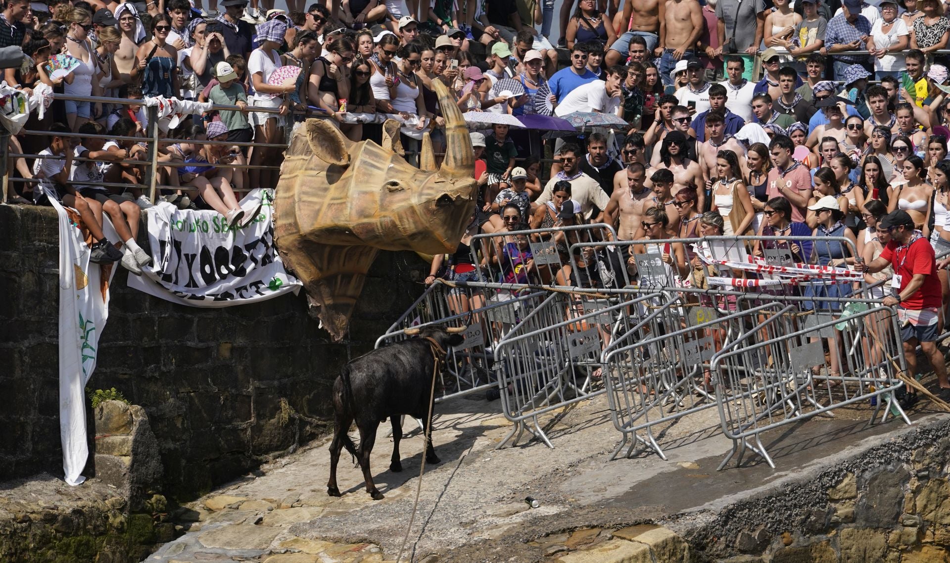 Las mejores imágenes de la &#039;sokamuturra&#039; del Puerto Viejo de Getxo