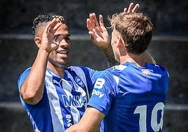 Mariano celebra con Pablo Ibáñez uno de los goles del Alavés al Castellón.
