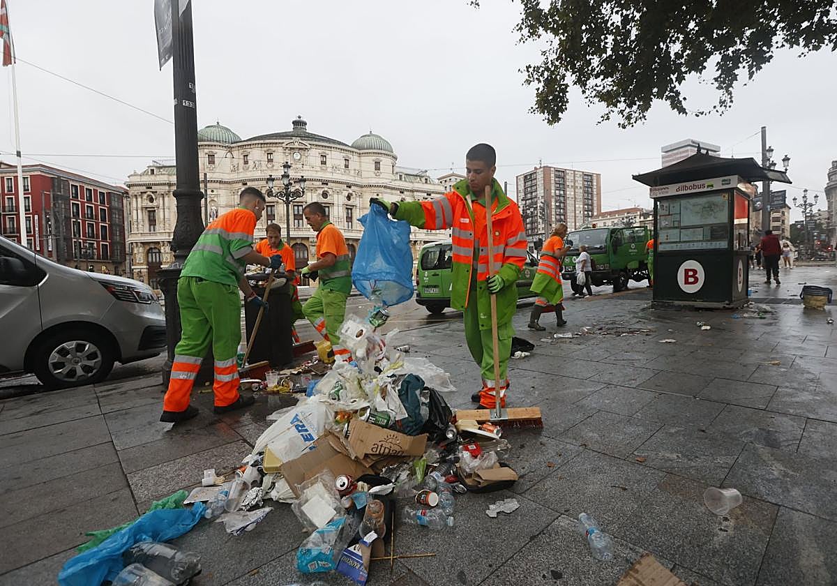 Operarios trabajan en la limpieza de la pasada edición de Aste Nagusia.