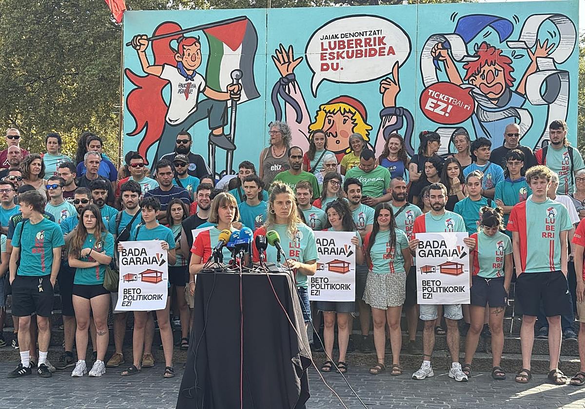 Miembros de la comparsa Luberri se concentraron frente al Teatro Arriaga.