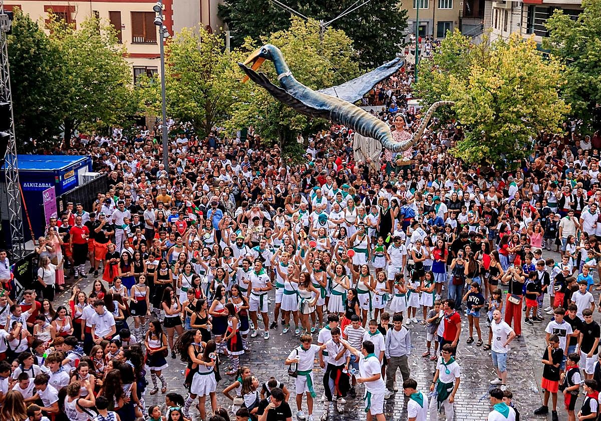 La bajada del Iguarrako estuvo más marcada por las mangueras para 'regar' a los vecinos que por el sirimiri que asomó por Amurrio. A la derecha, los pregoneros de las fiestas.