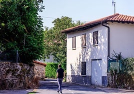 Un hombre pasea por Viloria.