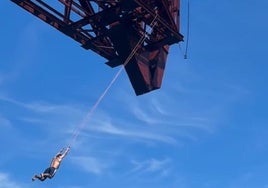 Investigan a un influencer vasco por hacer acrobacias y lanzarse al agua desde el cargadero de Castro, que está en rehabilitación