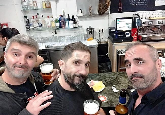 Koki, Txemi y William de clientes en un bar.