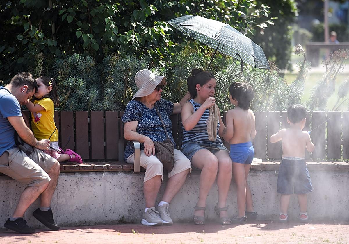 Los bilbaínos se refrescan en plena ola de calor.
