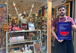 Ander Lantarón posa con el cartel en apoyo a Palestina en la puerta de su comercio de El Casco Viejo.