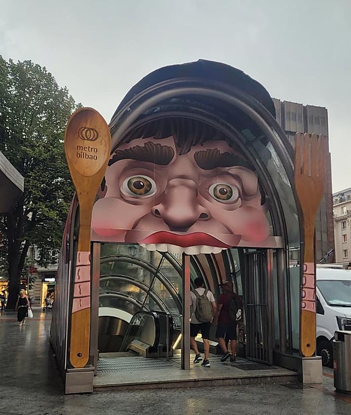 Imagen secundaria 2 - Gargantua recibe a los viajeros del metro en Moyua.