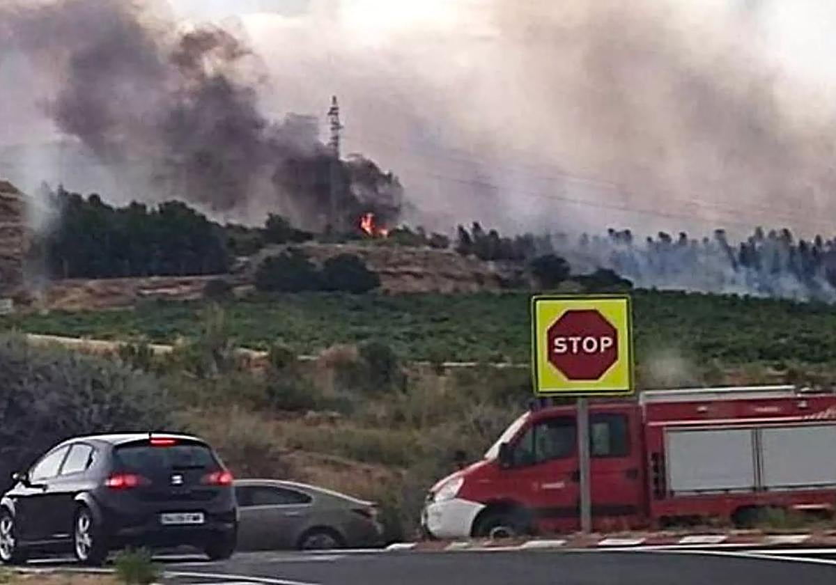 Un fuego en La Rioja se adentra en el municipio alavés de Labastida, donde se da por sofocado