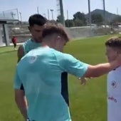 El pequeño Pedro, la enciclopedia del fútbol, vuelve a sorprender a los jugadores del Athletic: «¿Te lo sabes?»