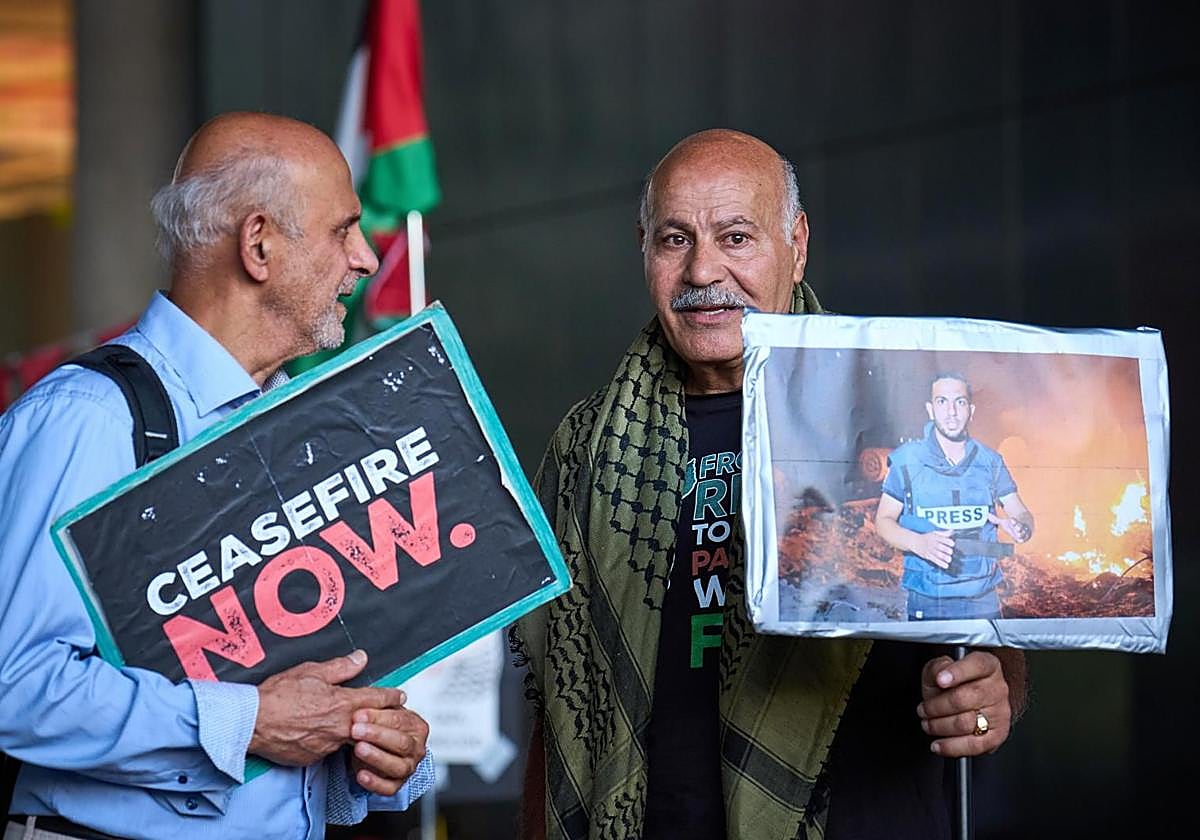 Conmemoración del fallecido periodista palestino Anas Al-Sharif durante una vigilia frente al Ministerio de Asuntos Exteriores en La Haya, Países Bajos.