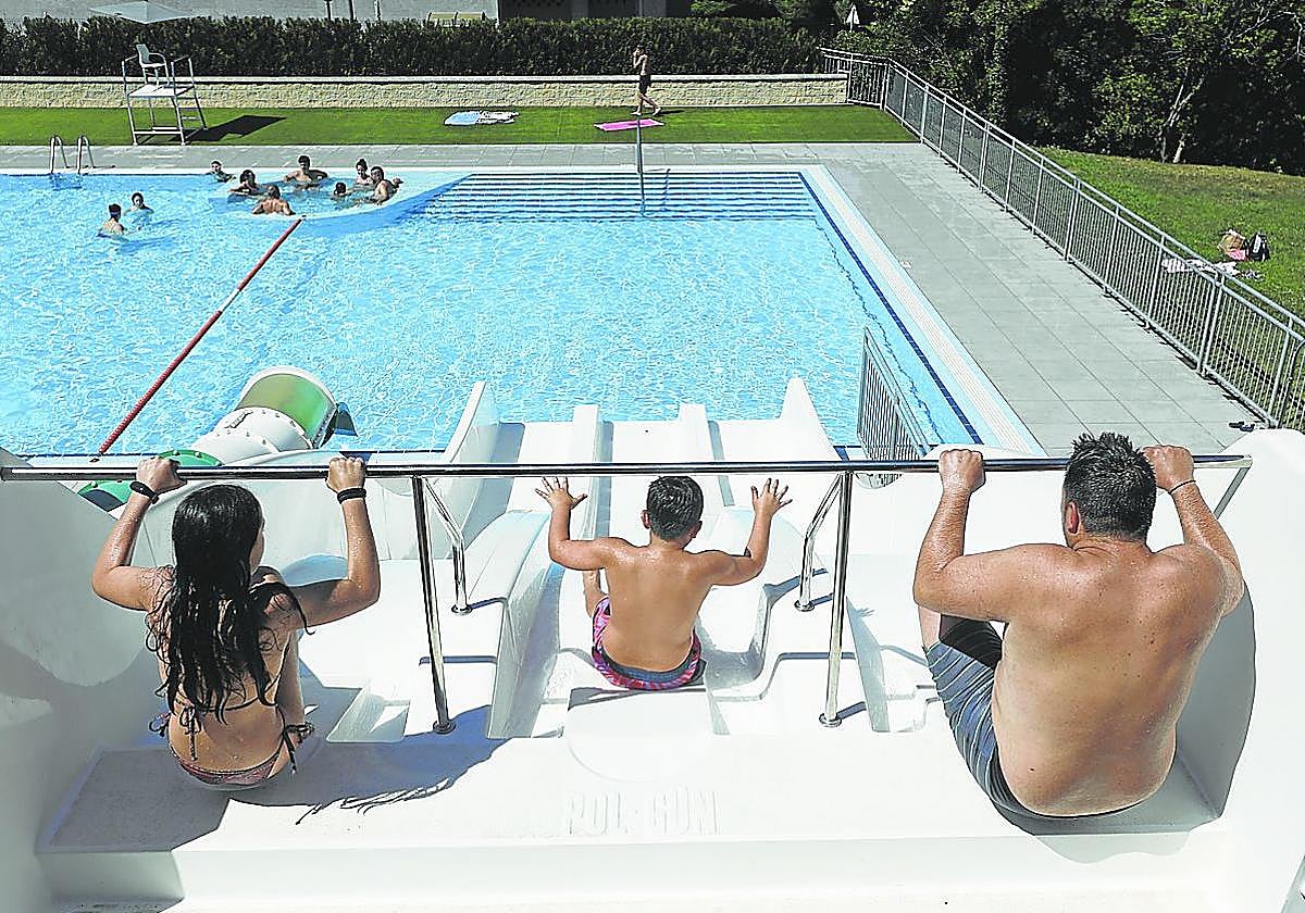 La entrada a las piscinas municipales de Bizkaia oscila entre los 1,8 y los 9 euros