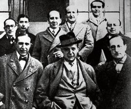 De izquierda a derecha, en primer término: Pedro Salinas, Ignacio Sánchez Mejías y Jorge Guillén. Detrás, de izquierda a derecha: Antonio Marichalar, José Bergamín, Corpus Barga, Vicente Aleixandre, Federico García Lorca y Dámaso Alonso.