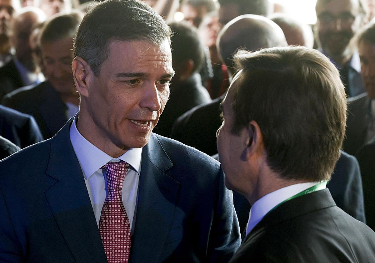 Pedro Sánchez charla con Carlos Torres, presidente de BBVA.