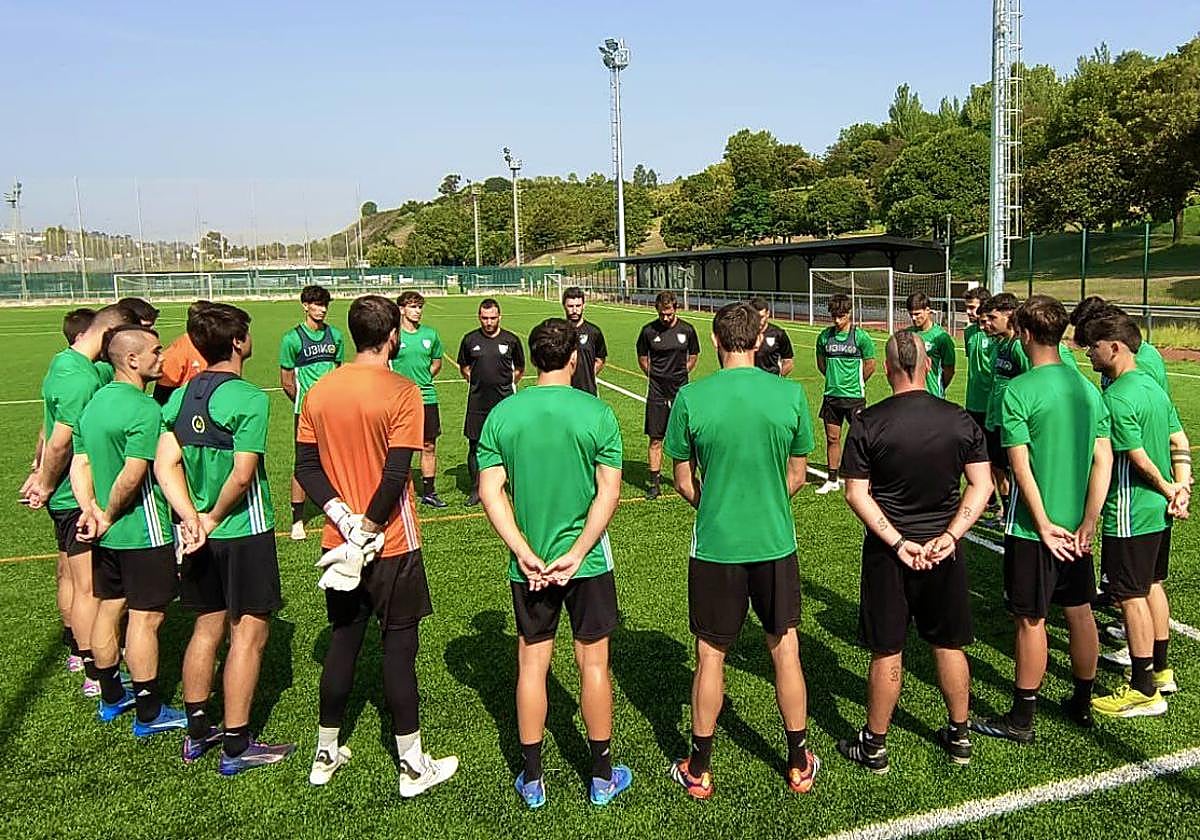 Antes del entrenamiento de este martes, el equipo ha guardado un minuto de silencio en memoria de Urtzi Gutiérrez.