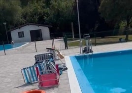 Se arrojaron sillas, sombrillas y tierra al agua.