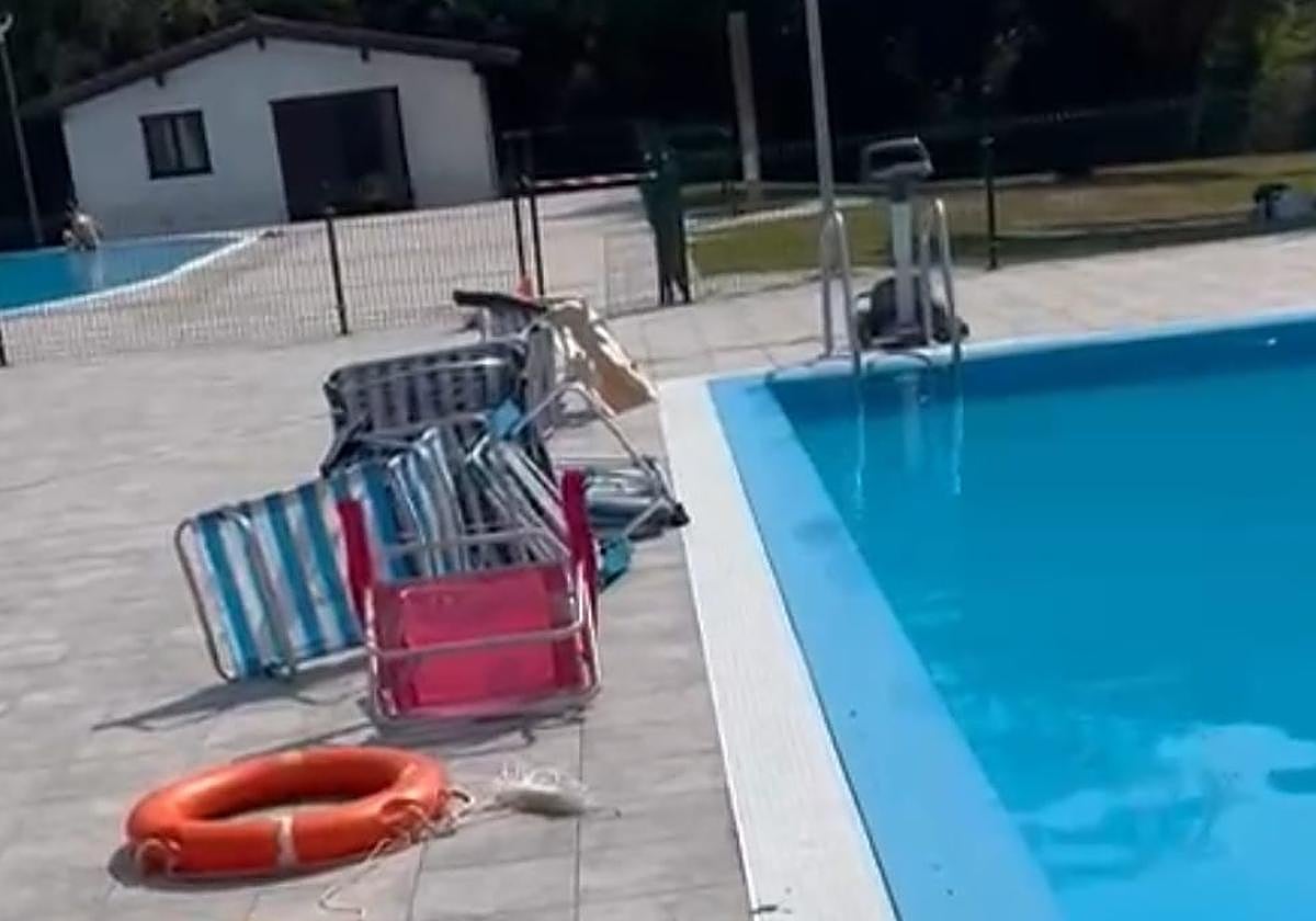 Se arrojaron sillas, sombrillas y tierra al agua.