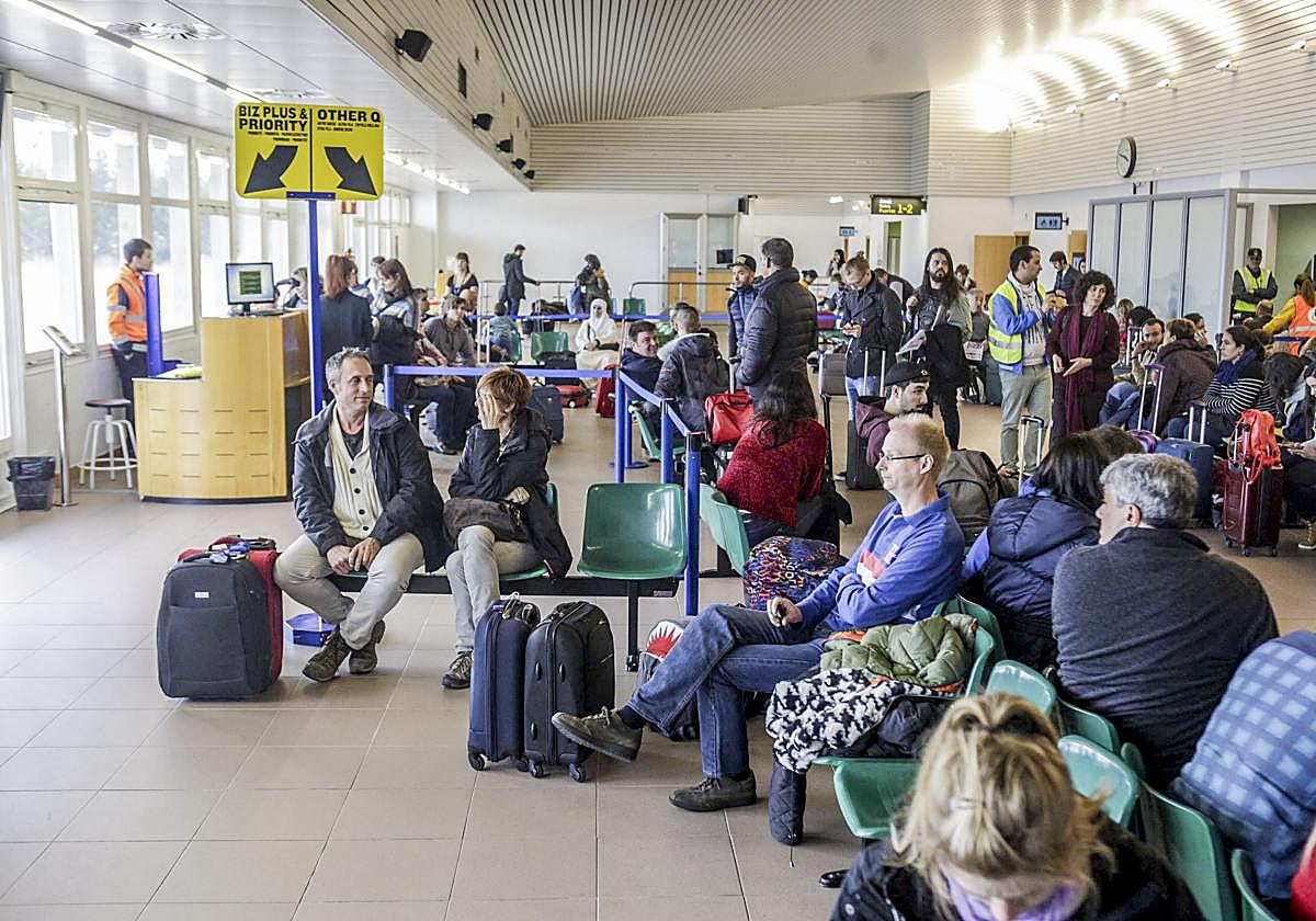 Pasajeros esperan su turno para embarcar en Foronda
