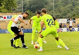 Varios jugadores del Amorebieta presionan a un rival.