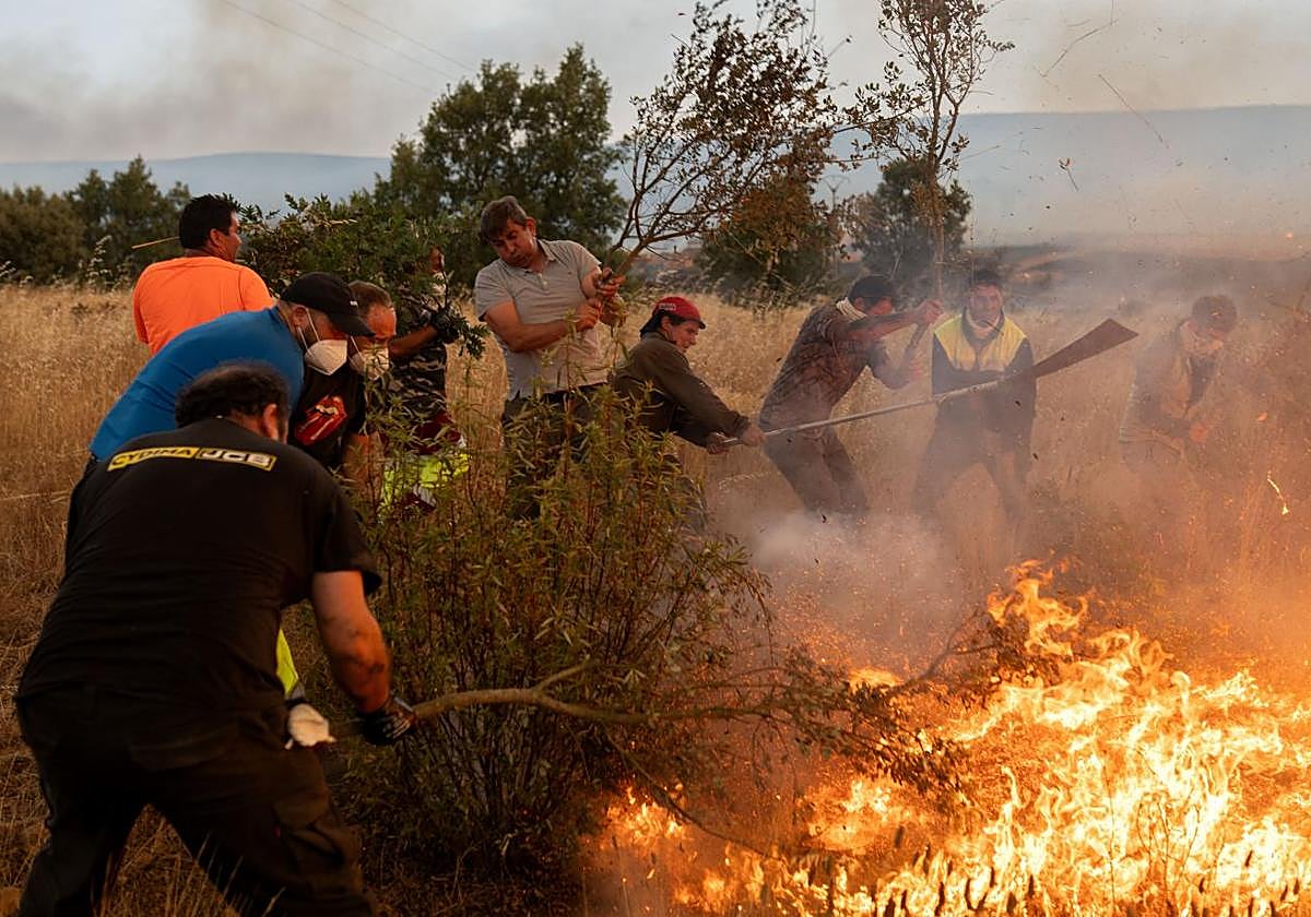 Imagen principal - Los incendios se ceban con Ourense, Extremadura, León y Zamora y suman ya tres fallecidos