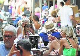 Terrazas llenas de visitantes en los bares de la plaza Nueva de Bilbao.