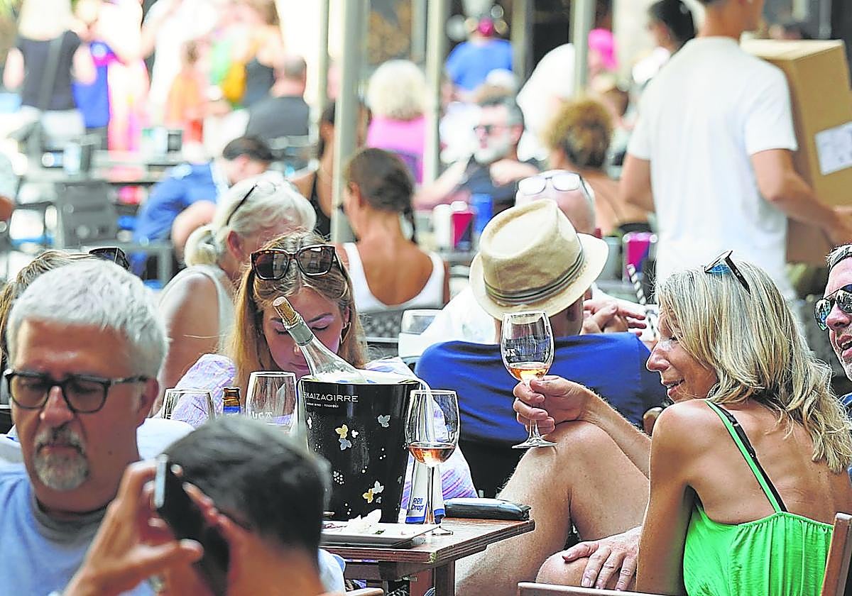 Terrazas llenas de visitantes en los bares de la plaza Nueva de Bilbao.
