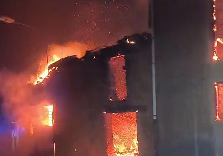 Así ha devorado el fuego las casas de Palacios de Jamuz, en León