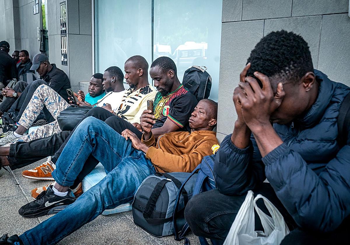 Varios ciudadanos de Malí esperan frente a la comisaría de la Policía Nacional en Vitoria a la espera de una citación.