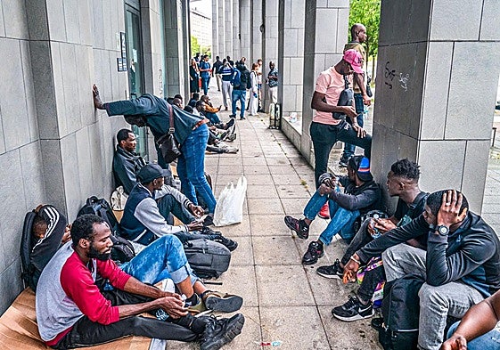 Un grupo de malienses espera en una calle del barrio de Salburua, en Vitoria.