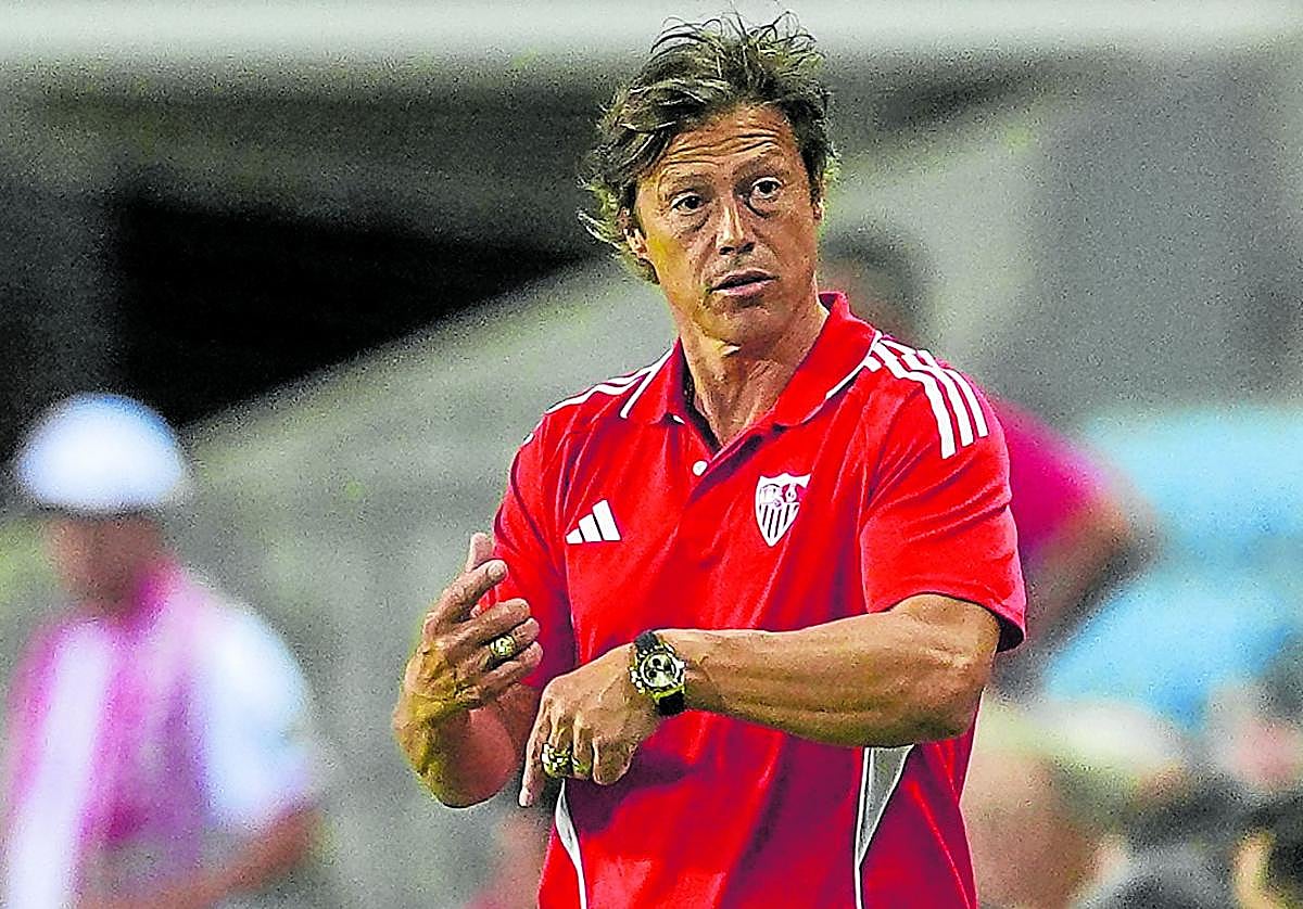 Matías Almeyda, entrenador del Sevilla, da instrucciones al equipo en uno de los amistosos de pretemporada.