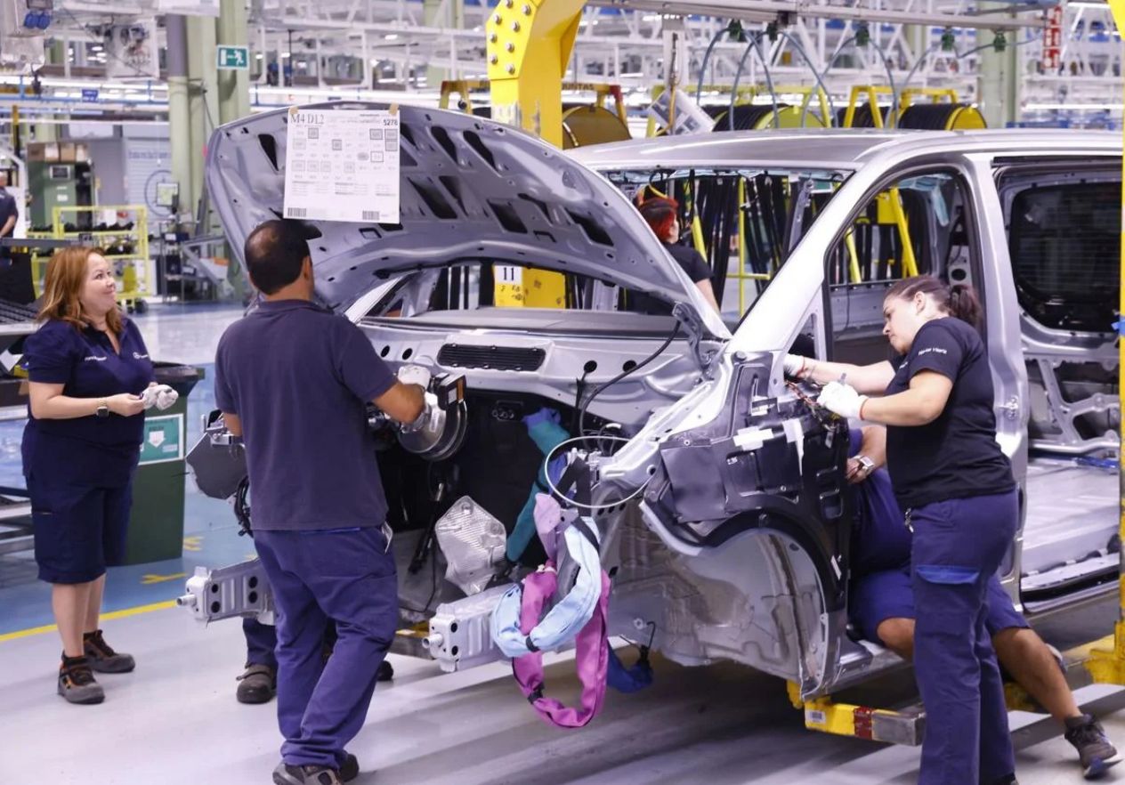 Trabajadores de la planta de Mercedes en Vitoria.