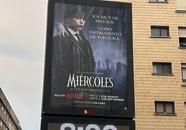 Cartel publicitario de la serie 'Miércoles', de Netflix, en Bilbao.