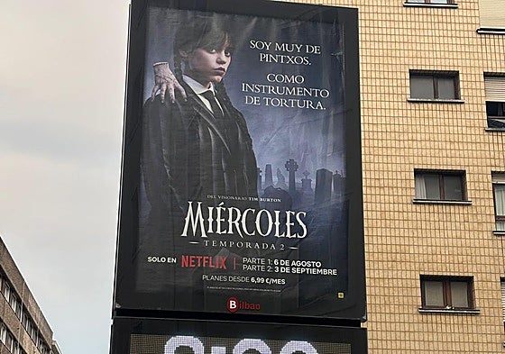 Cartel publicitario de la serie 'Miércoles', de Netflix, en Bilbao.