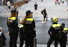 Agentes de la Policía Local, en la plaza de la Virgen Blanca de Vitoria.