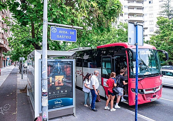 La Avenida Gasteiz, vía de salida de la ciudad, es una de las zonas donde se instalarán marquesinas propias para Alavabus.