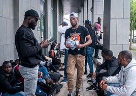 Refugiados subsaharianos esperan en los soportales próximos a la comisaría de Betoño.